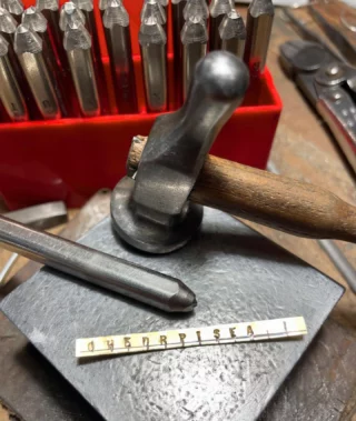 Alliance « prénom « unique et intemporelle
Ça donne envie de se marier , non? #alliance #surmesure #or18k #artisan #faitmain #withlove