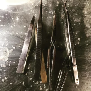 Outils utiles … pour souder !
#artisan #bijouxfaitmain #precieux #madeinfrance #lemarais#bijouxhomme #bijouxfemme